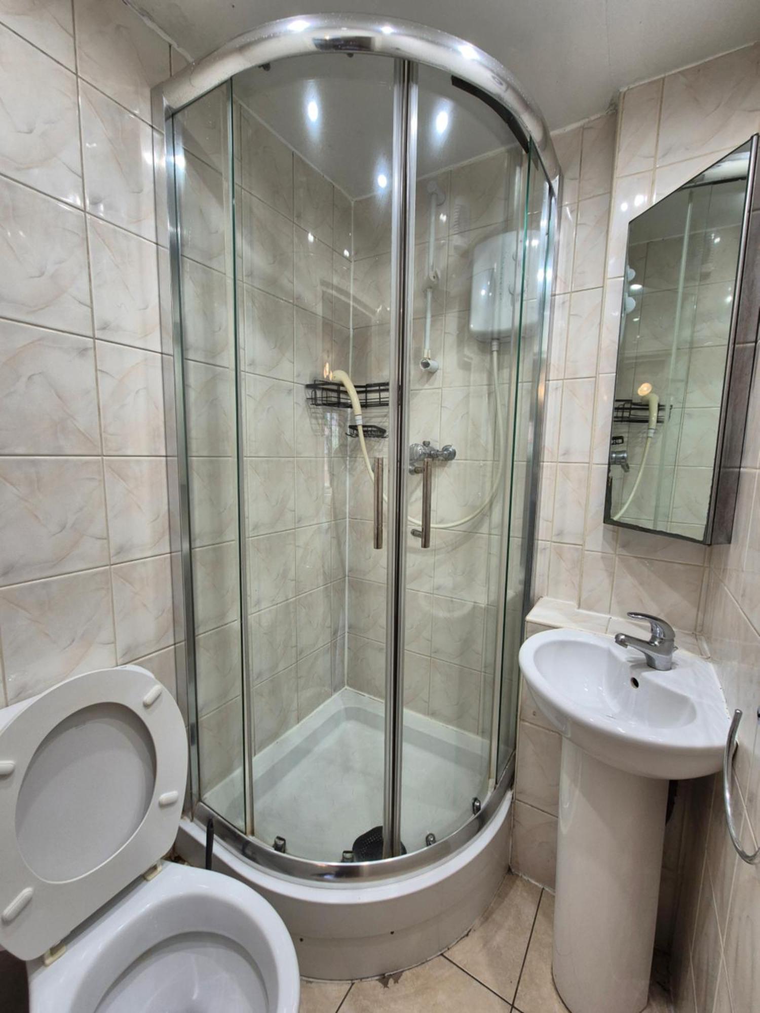 Spacious And Elegant With En-suites Available In Canary Wharf Gazde/Camere de închiriat