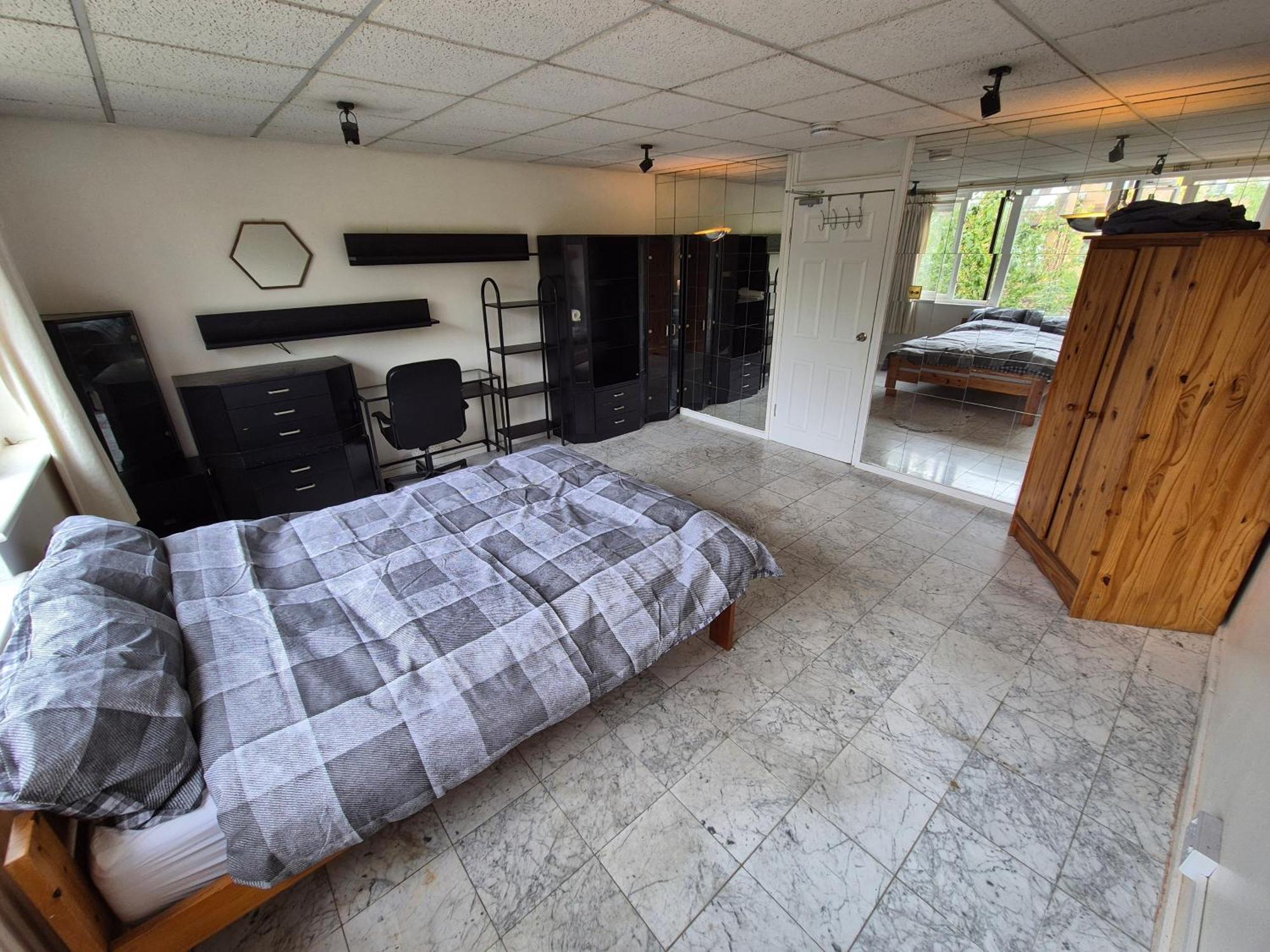 Gazde/Camere de închiriat Spacious And Elegant With En-suites Available In Canary Wharf